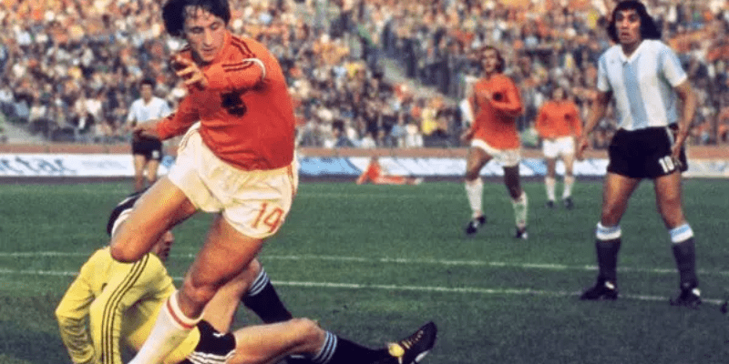 10 Cầu Thủ Vĩ Đại Nhất Lịch Sử: Ronaldo ở vị trí khá bất ngờ 6 Cầu thủ Johan Cruyff: Người Sáng Tạo và Phong Cách Total Football