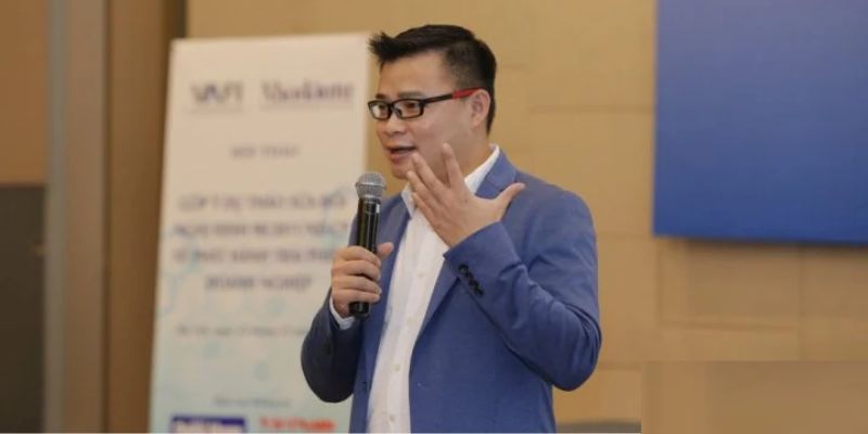 Trần Văn Giàu - CEO Làm Nên Đế Chế Cá Cược Thể Thao OK9 4 Trần Văn Giàu bày tỏ sự cảm kích tại buổi lễ trao giải